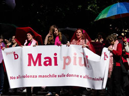 Foto della Caracca alla manifestazione contro la violenza sulle donne